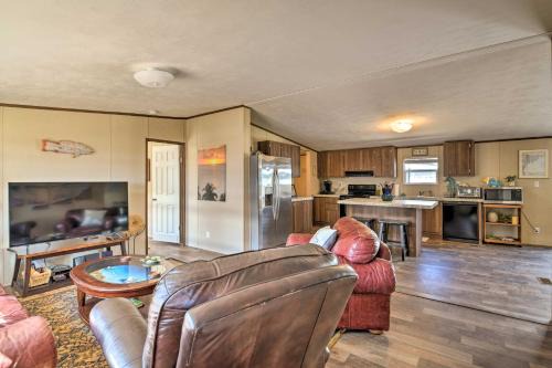3 Mi to Beach Home with Deck in Port OConnor!