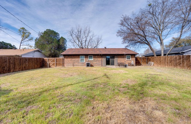 3 Mi to Dtwn Denton: Getaway w/Furnished Patio!