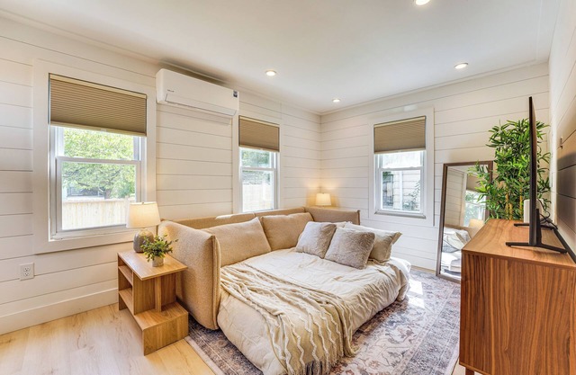 3 Mi to Michigan State! Studio w/Furnished Deck