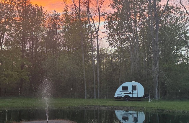 3 miles from the Beach! 1/2 mile from Kayaking. Shower, AC, Hiking, hobby farm