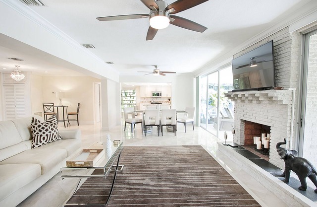 3 Miles to Beach* East Boca Free WIFI* Screened-in Heated Pool* Sleeps up to 6*