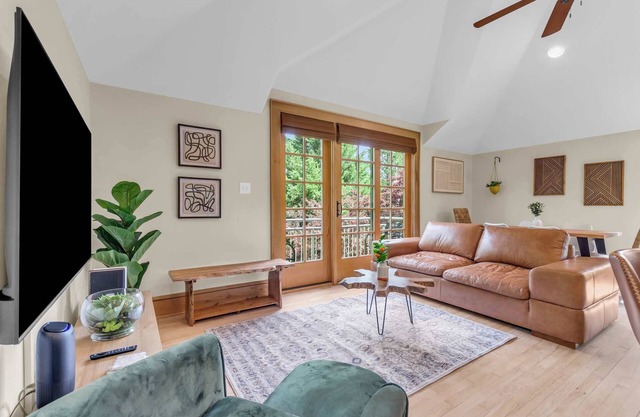 3 Min to Downtown, Game Room, King bed