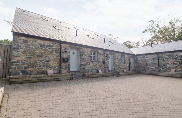 3 PENSYFLOG BARNS, pet friendly, with a garden in Porthmadog