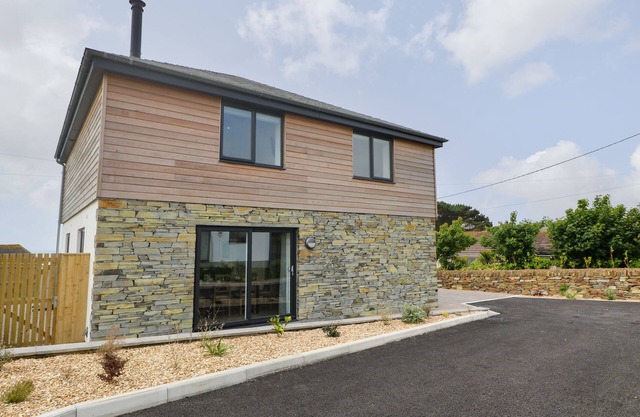 3 PRAA COVE, pet friendly, character holiday cottage in Praa Sands