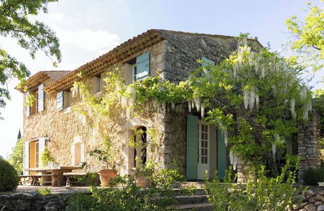 🌿 3. Provence pur sang: pool, tennis, tranquility and entertainment on private estate