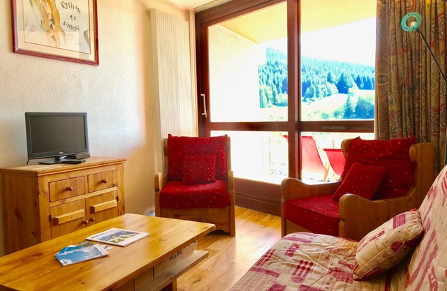 3-room apartment, south-facing balcony, slopeside, sleeps 6, nearby parking