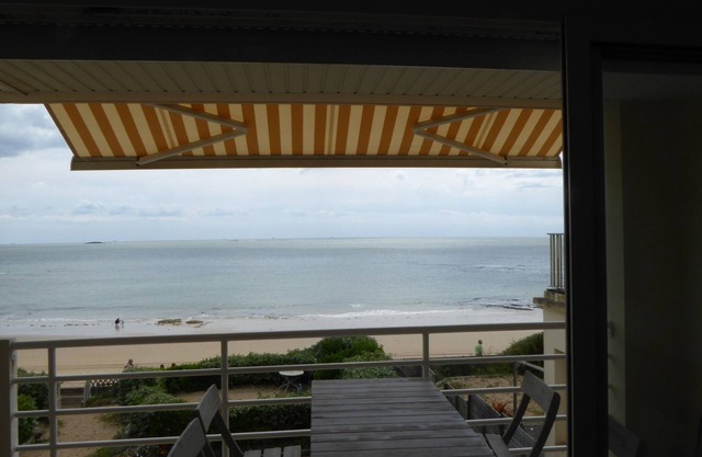 3 room apartment with direct access to Bonne Source beach