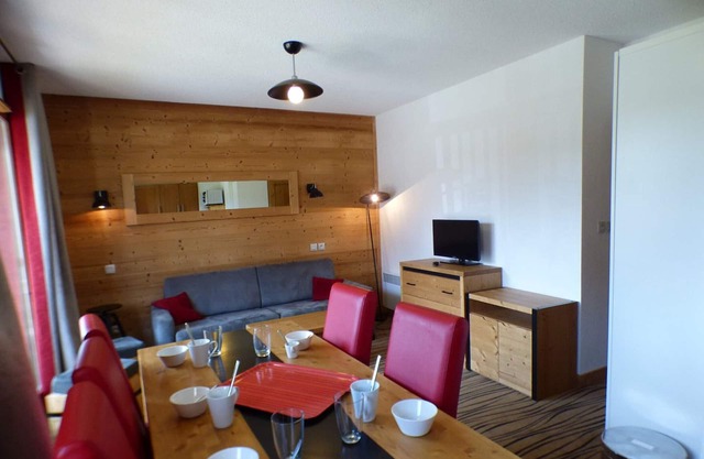 3-Room Apt with Pool Access, Near Centre, Sleeps 8, Les Saisies