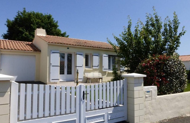 3-room house, 5 sleeps in Landevieille, terrace, Wi-Fi