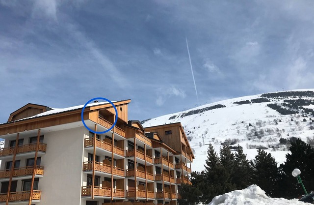 3 rooms renovated, heart station, foot of the tracks, calm and sunny (expo south)
