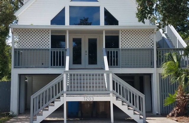 3 story 4br/rec rm 3ba+shw. 5 blocks to beach. 10 ages 15+. 14⬇️ free up to 8p*
