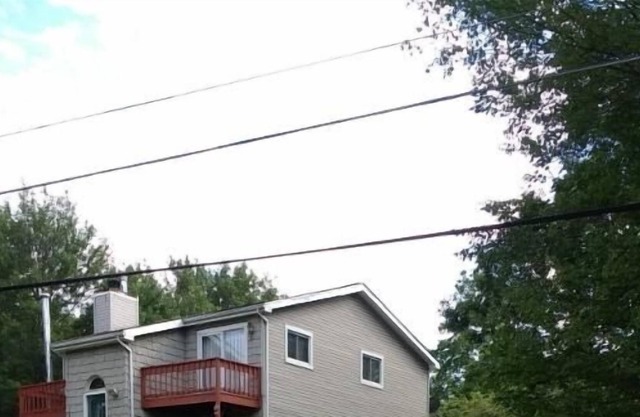 3 story home with fireplace and jacuzzi, minutes away from Pocono raceway.