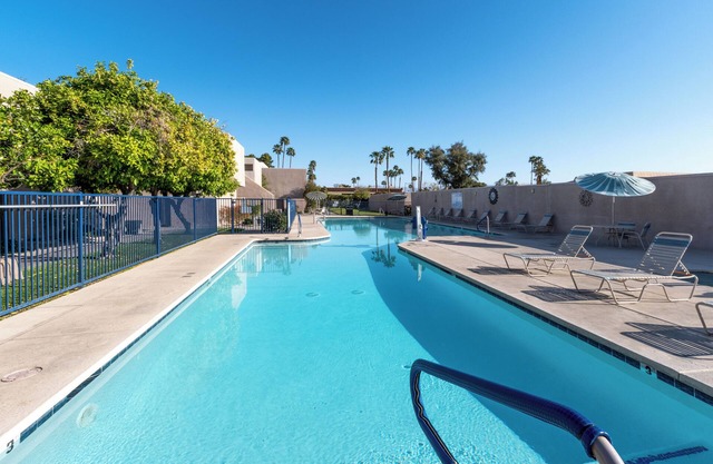 3 Unites! Full Kitchens, Outdoor Pools & Free Parking