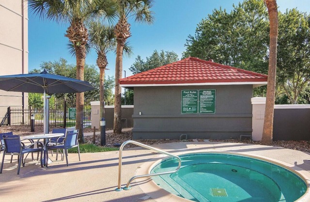 3 x King Bed Exec. Room, Pool View at La Quinta Inn by Wyndham Orlando UCF