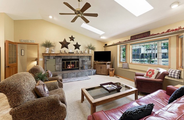 3 Yellow Rail, Cute! Hot Tub, AC, SHARC