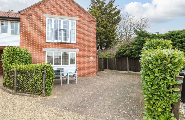 30 BURTONS MILL, pet friendly, with a garden in Stalham