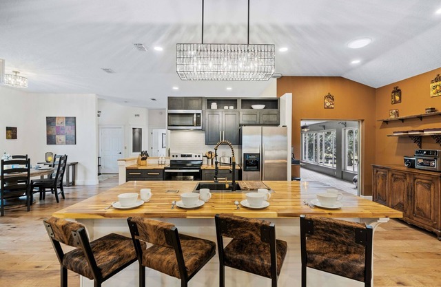 30 miles from UF, 15 min to WEC, Ocala Speedway, I75, 20 min to downtown Ocala