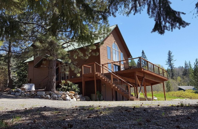 30 min to Schweitzer. Sleeps 12, Hot Tub, Movie Theater Room!