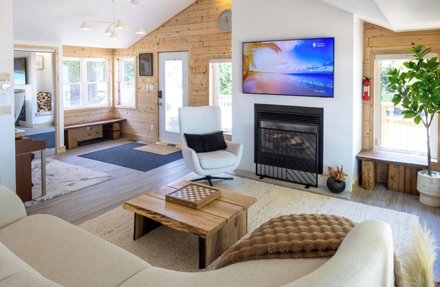300ft Modern Luxury Lakefront +Hot tub Steam bath