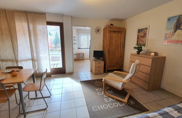 300m from ski slopes, 1st floor, view mountain, terrace, tv, ski locker, 44m², Serre Chevalier
