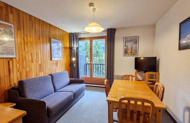 300m from ski slopes, 2nd floor, view ski slopes, balcony, tv, ski locker, 25m², Flaine
