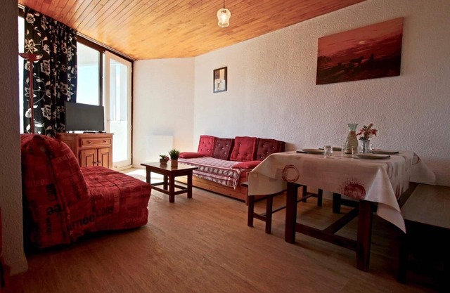 300m from ski slopes, 6th floor, balcony, tv, ski locker, 27m², Chamrousse
