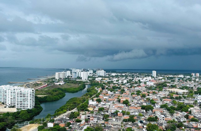 31st floor apartment with sea view, ideal for families.