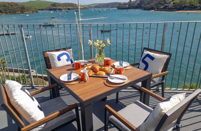 35 THE SALCOMBE, country holiday cottage, with pool in Salcombe