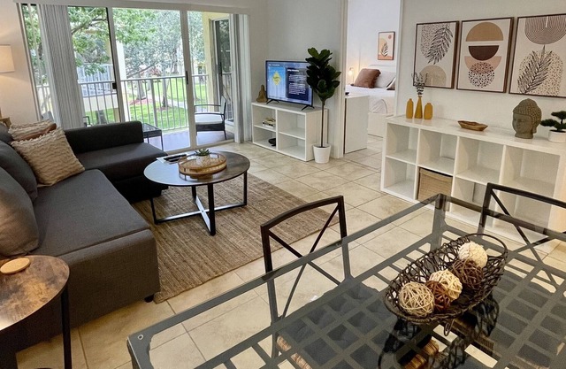 350 C - Warm & Spacious Corner Apt - Top Floor - Washer & Dryer