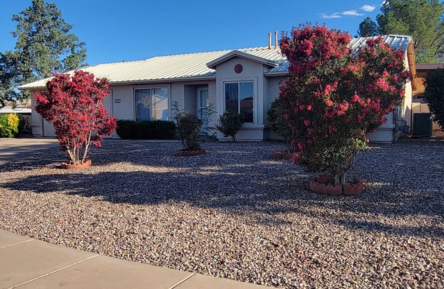 3bd/2ba Quiet neighborhood home centralized for all your travel desires.