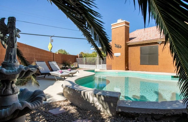 3BD Home w/Gated Pool, Arcades, Ping Pong