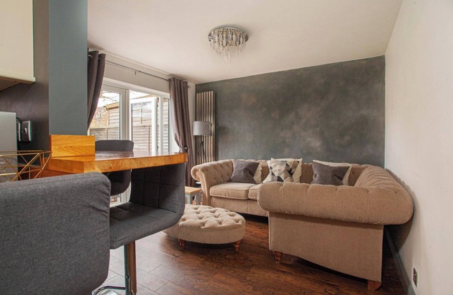 3Bed House, Sleeps 7 - Hot Tub, Garden, Parking