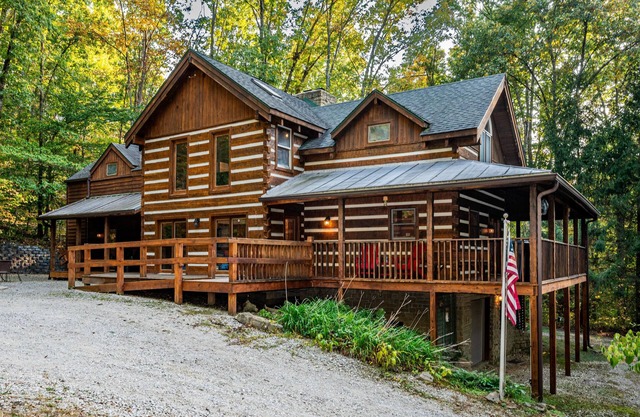 3BR, 2.5BA Log Cabin, close to town , indoor hot tub.