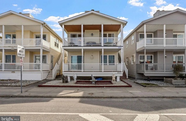 3BR/2BA 2nd Floor Beach House - 2 Blocks from the Beach!