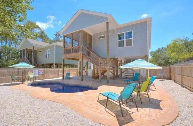 3BR/2BA Home -Pool and Hot Tub, 2 Minute Drive to Beach, Sleeps 8