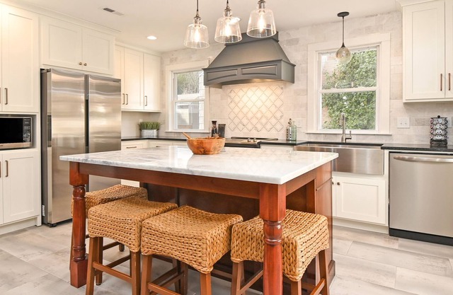 3BR/2Ba, luxurious soaking tub - 5 min drive to downtown Greenville