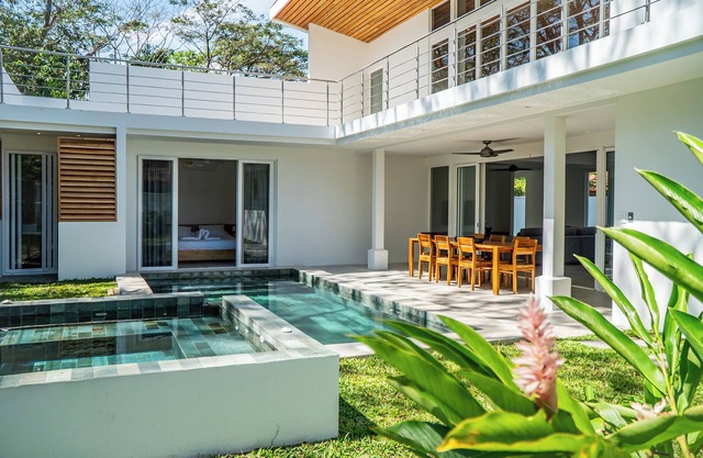 3BR/2Bath Spacious Villa in Town w/Pool & Jacuzzi
