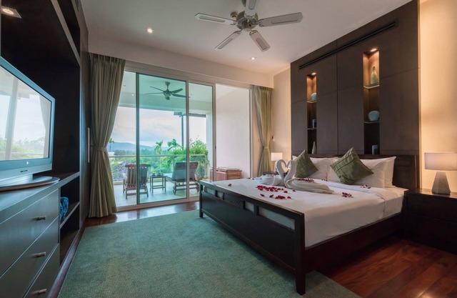 3BR apartment near beautiful layan beach
