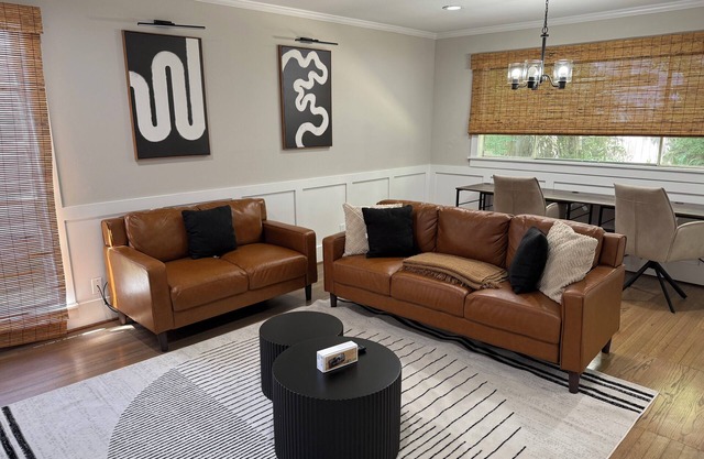 3br Bungalow private Yard for Groups & Families/prime Area by River Oak Galleria