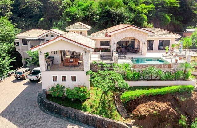 3BR Getaway | Infinity Pool + Pickleball