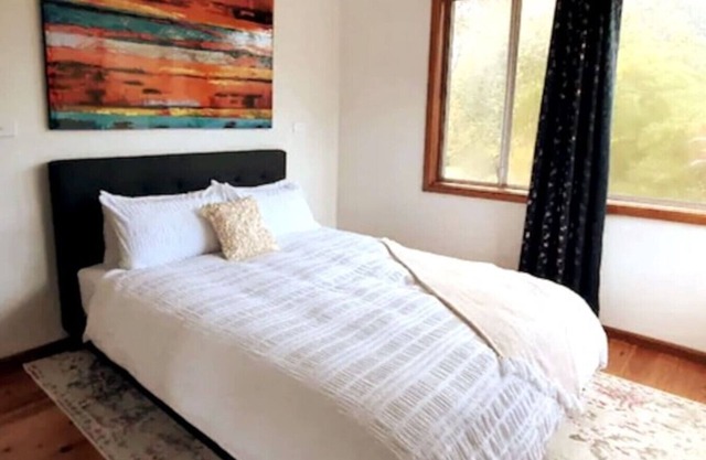 3BR Home 2 min drive to UOW, free parking, AC