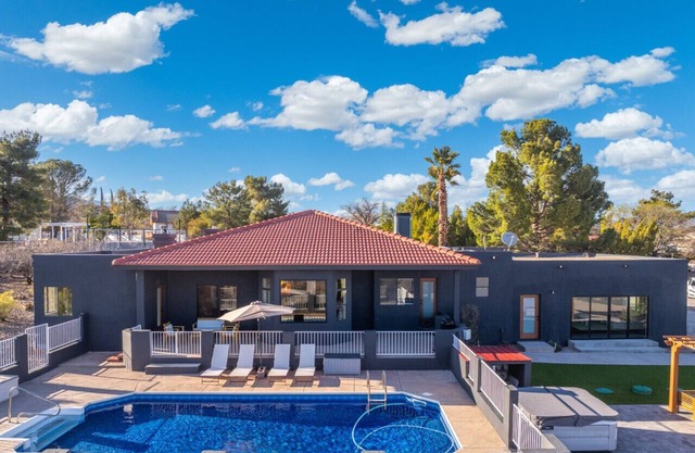 3BR Luxe Cottonwood Home w/Pool & Views