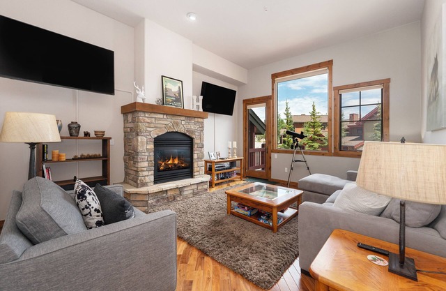 3BR townhouse w/hot tub & scenic views