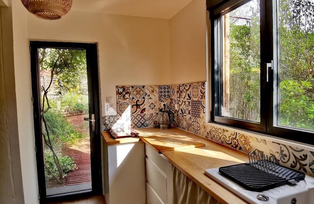 3km from the Salagou lake, charming 30m2 studio + garden with view of the red rocks