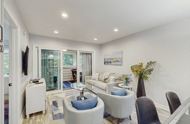 3rd Floor Oceanview Condo w/pool and hot tub, steps from the beach