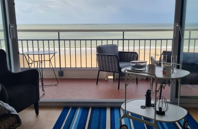 3rd floor, sea-facing, in the middle of the bay of La Baule