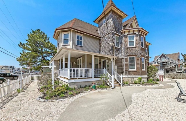 *3rd to Beach*Available:Sept/Oct. *Clean*UPDTDVictorian*Across Veterans Park