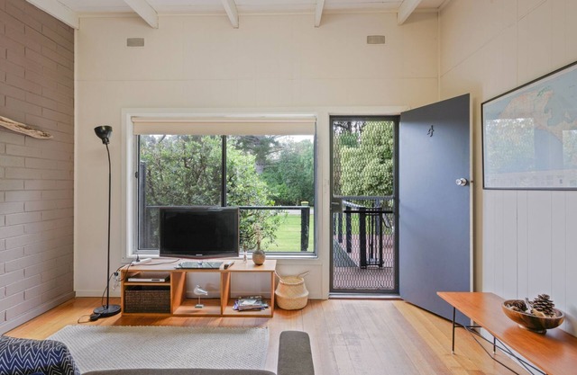 4/2 Honeysuckle Grove, Silverleaves - short stroll to cafe and beach