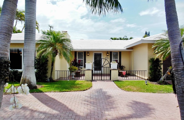 4/3 Pool Home. Tropical, Private, Short Walk to Beach