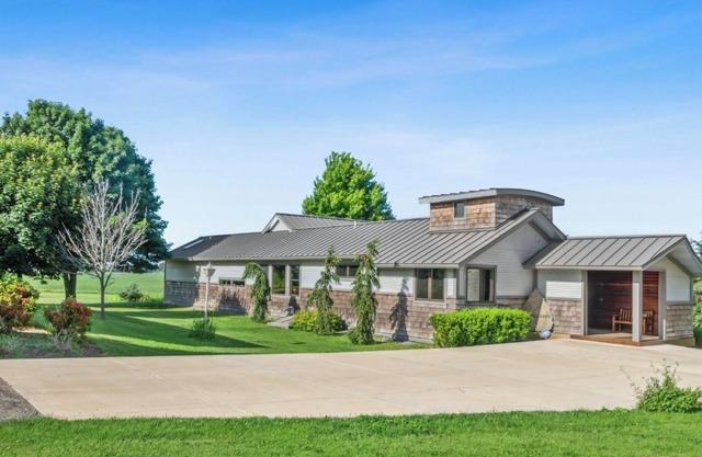 4 Acres Retreat at Lake Geneva. Modern and Spacious - 5 Minutes to the Beach!